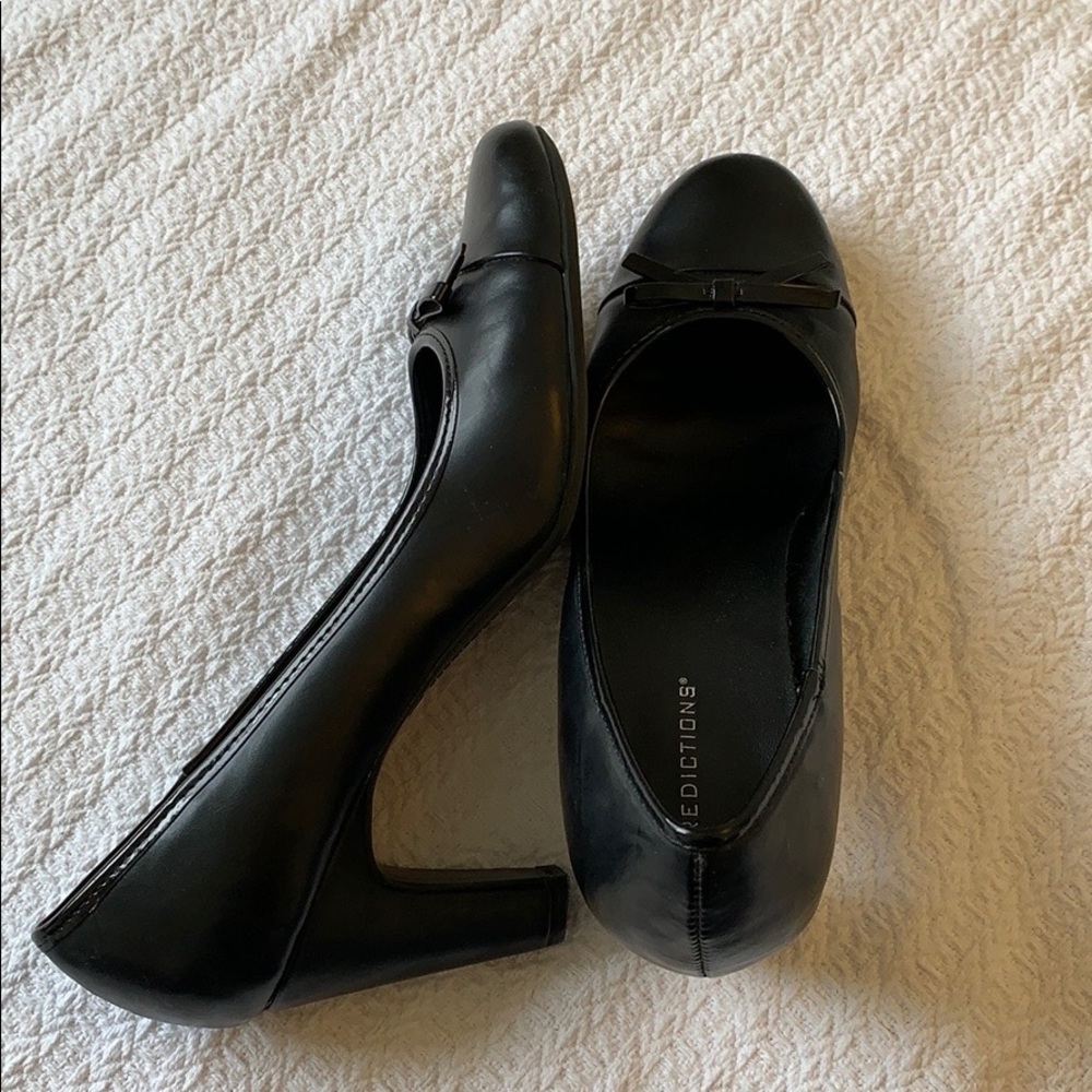 Predictions Black leather heel with bow and trim